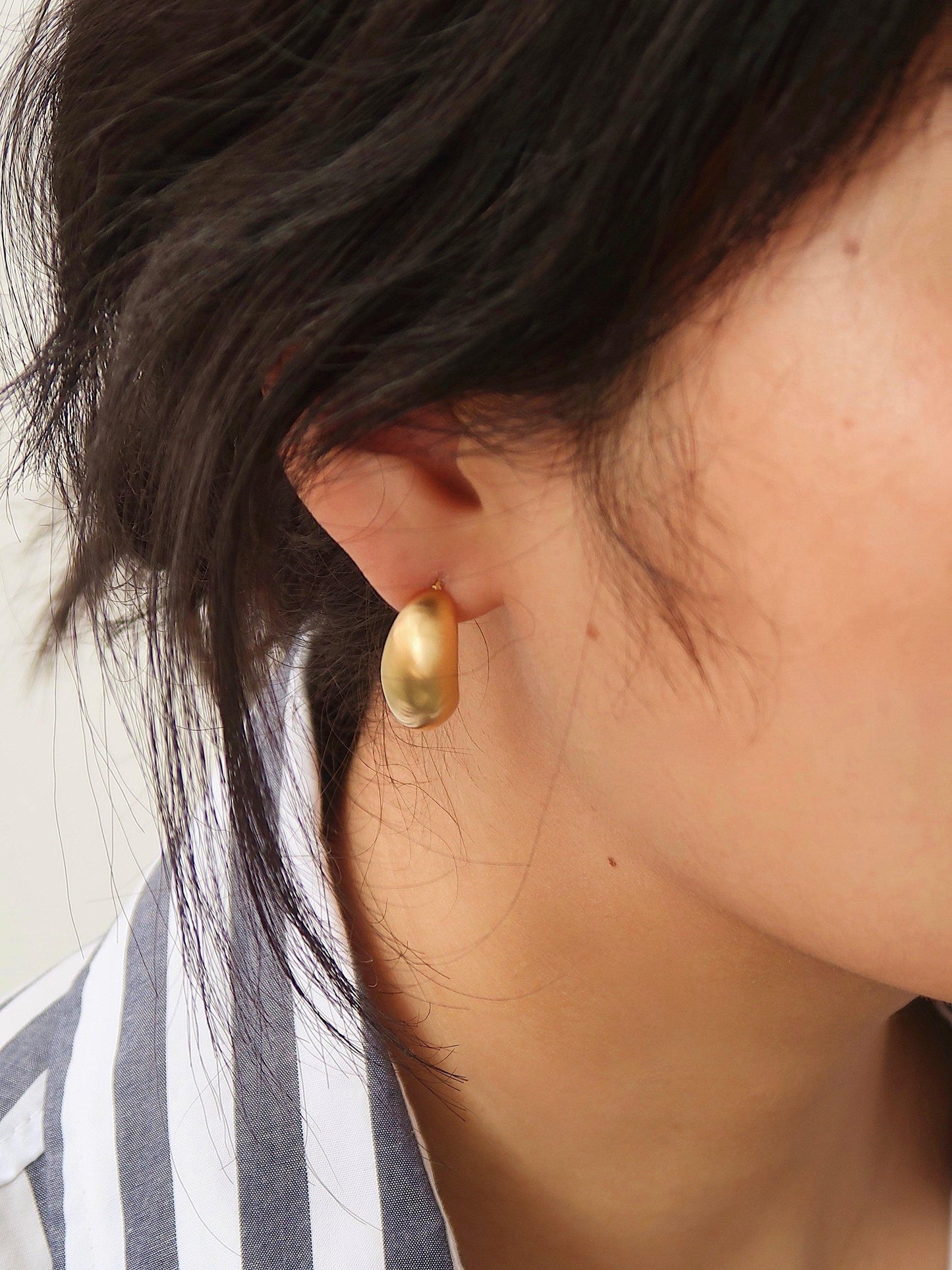 Gold_Crescent_Earrings_2 - Li’s Jewelry