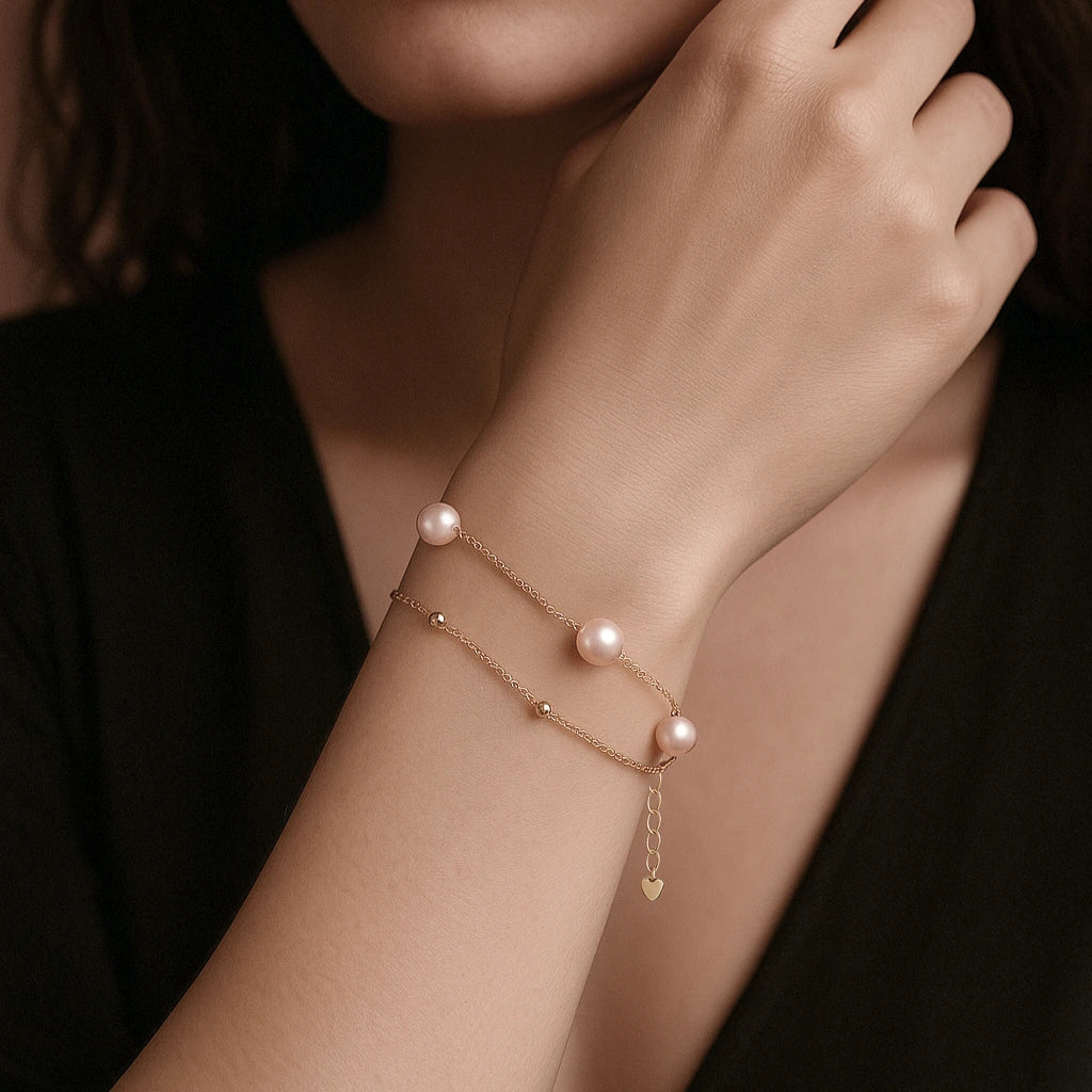 Pearl_beaded_necklace_white_model