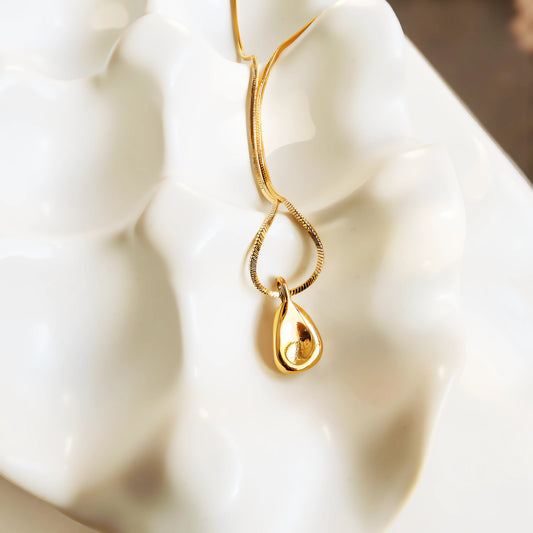 Gold Droplet Pendant Necklace 1