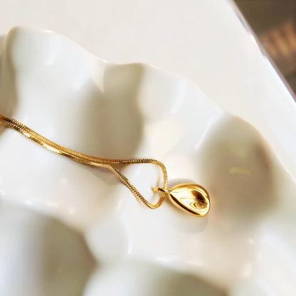 Gold Droplet Pendant Necklace 3