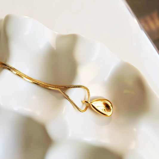 Gold Droplet Pendant Necklace 3