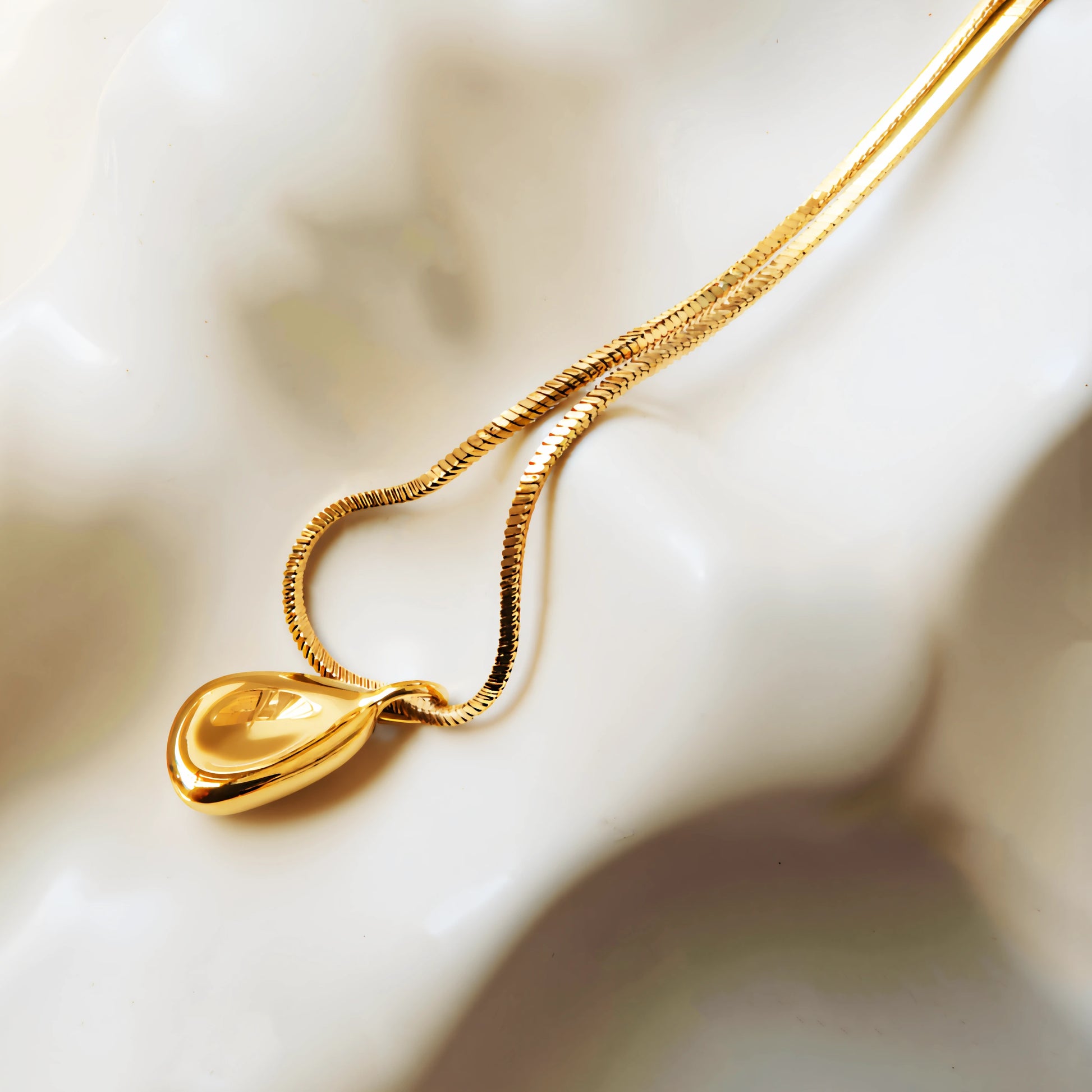 Gold Droplet Pendant Necklace 4