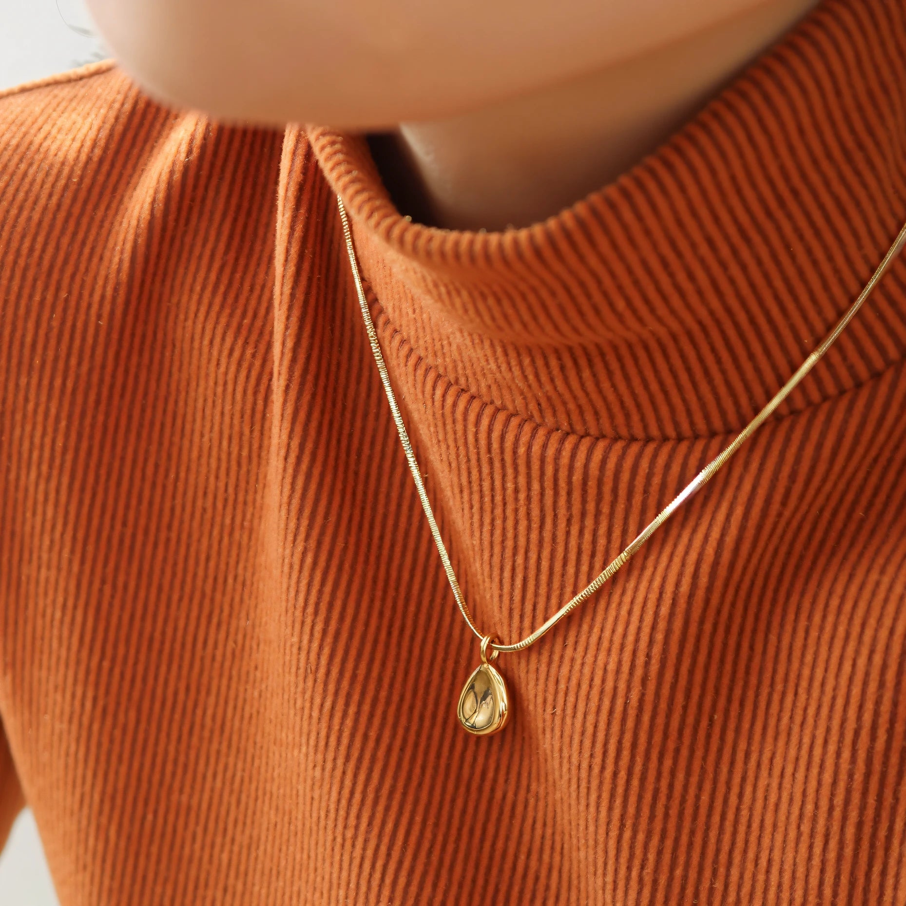 Gold Droplet Pendant Necklace 5