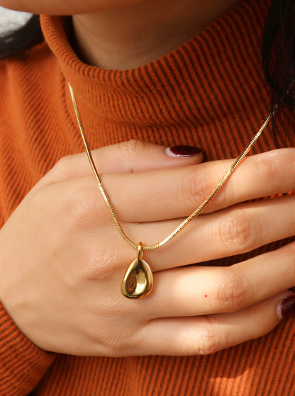 Gold Droplet Pendant Necklace 7