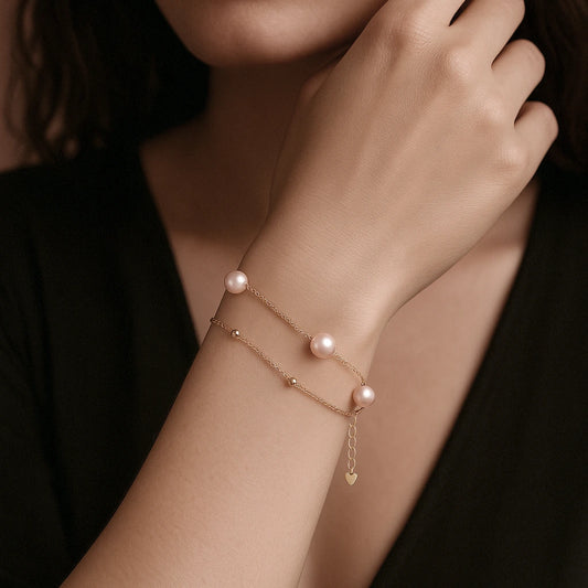 Pearl_beaded_necklace_white_model